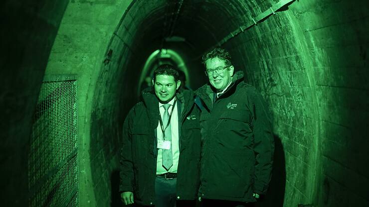 Le conseiller fédéral Albert Rösti (UDC) (à droite) a été invité par la société Grande Dixence SA et la commune d&#8217;Hérémence présidée par Grégory Logean, issu des rangs du même parti.