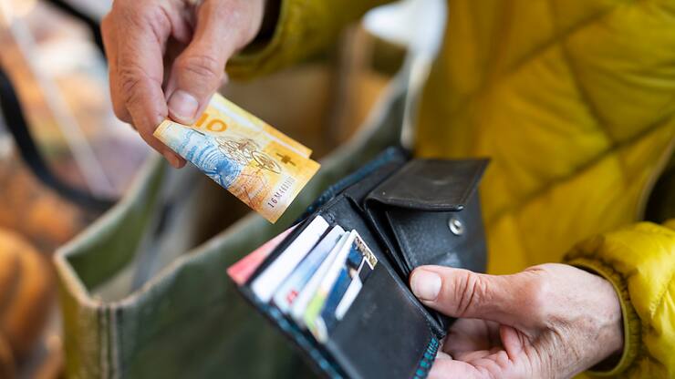 Par rapport à l'an dernier, le Seco constate une nette amélioration du climat de consommation (archives).