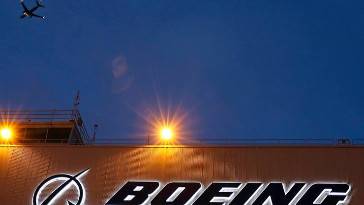 Cet accord préliminaire survient à peine quelques semaines après l'arrivée du nouveau patron Kelly Ortberg, qui a la tâche de redresser l'emblématique avionneur dont la réputation a été entachée, notamment par des problèmes de sécurité aérienne.