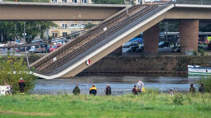 Personne ne se trouvait sur ou sous le pont au moment de l'effondrement, vers 03h00 du matin.