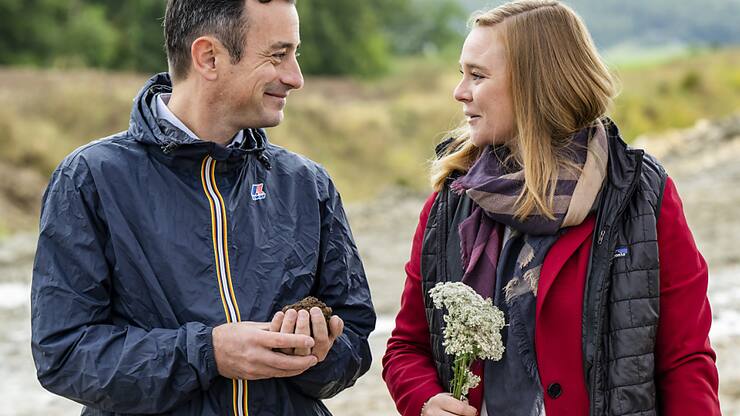 Les conseillers d'Etat Vassilis Venizelos (à gauche) et Valérie Dittli (à droite) ont assuré que leurs départements - respectivement de l'environnement et de l'agriculture - travailleront main dans la main pour le premier plan d'action cantonal pour les sols vaudois.