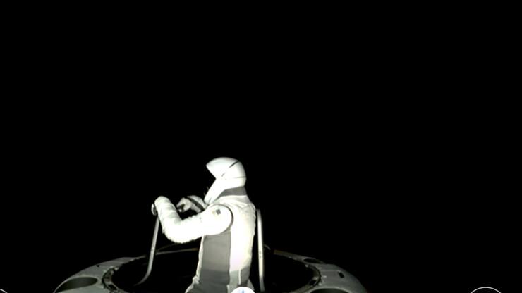 Sarah Gillis filmée alors qu'elle sort de la capsule dans l'espace.