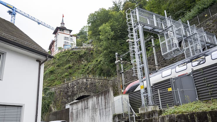 La masse rocheuse instable menace aussi directement la ligne ferroviaire devant l'entrée du tunnel.
