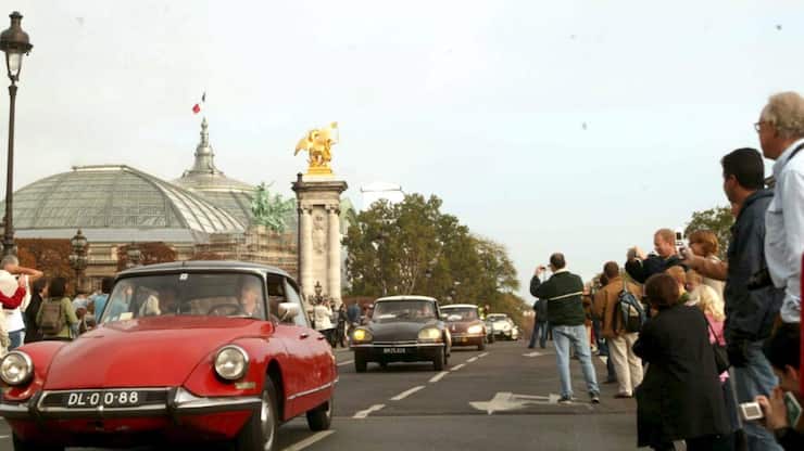 Un défilé de DS en 2005 à Paris, une voiture restée culte dont on dit que sa fameuse suspension hydraulique qa sauvé la vie du général De Gaulle lors de la tentative d'attentat du Petit Clamart.