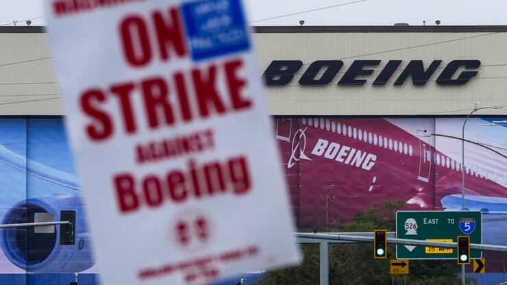 Boeing assure avoir gelé tous les recrutements et les hausses salariales liées à des promotions, et aussi avoir mis fin aux voyages en première classe et en classe affaires, y compris pour les membres de sa direction (archives).