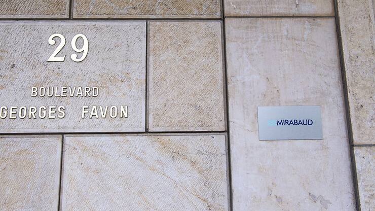 L'établissement privé genevois fait montre de discretion jusque dans la taille du logo sur son siège à Plainpalais. (archive)