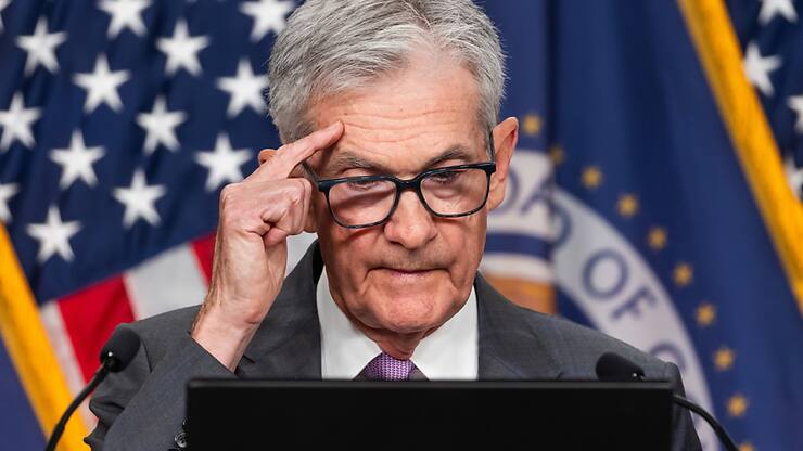 La Fed, ici son président Jerome Powel, veut maintenant que l'inflation rentre progressivement dans le rang, empêcher le chômage de grimper à son tour. (archives)