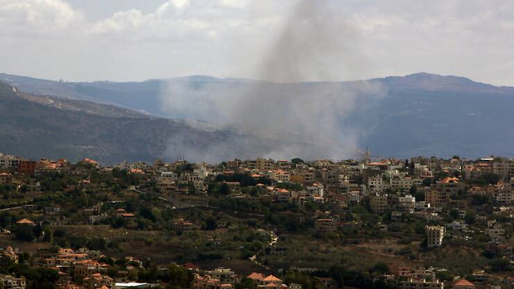 L'armée de l'air israélienne dit avoir frappé jeudi au Liban environ 100 lanceurs de roquettes et d'autres infrastructures du Hezbollah représentant environ 1000 canons.