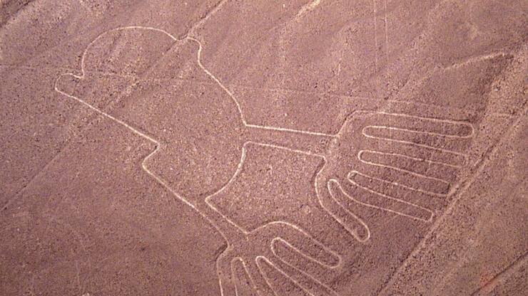 Le site des lignes de Nazca est situé à environ 400 kilomètres au sud de Lima, dans le désert. Les premiers géoglyphes ont été découverts en 1927. Les habitants de la civilisation Nazca ont occupé la région de 200 à 700 après Jésus-Christ.