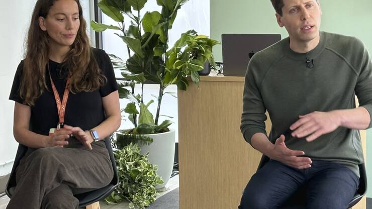 Mira Murati, à gauche, a quitté OpenAI, dirigé par Sam Altman, à droite (archives).