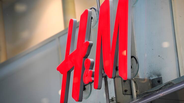 Les ventes du groupe suédois H&amp;M ont reculé, alors que les consommateurs continuent de limiter leurs dépenses face à l'inflation, mais aussi en raison de la météo morose (archives).