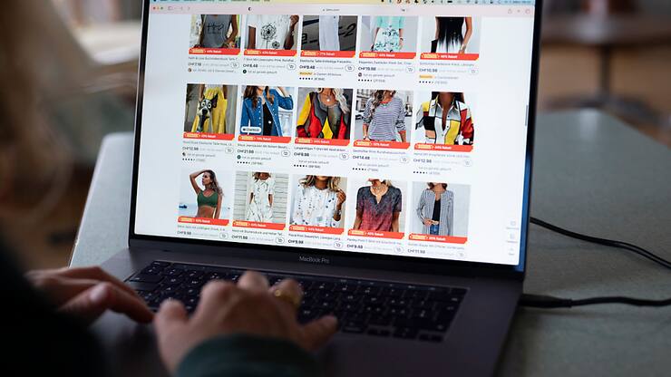 Le document mentionne spécifiquement Temu et Shein. Outre la France, il est soutenu par l'Autriche, le Danemark, les Pays-Bas et la Pologne. (KEYSTONE/Christian Beutler)