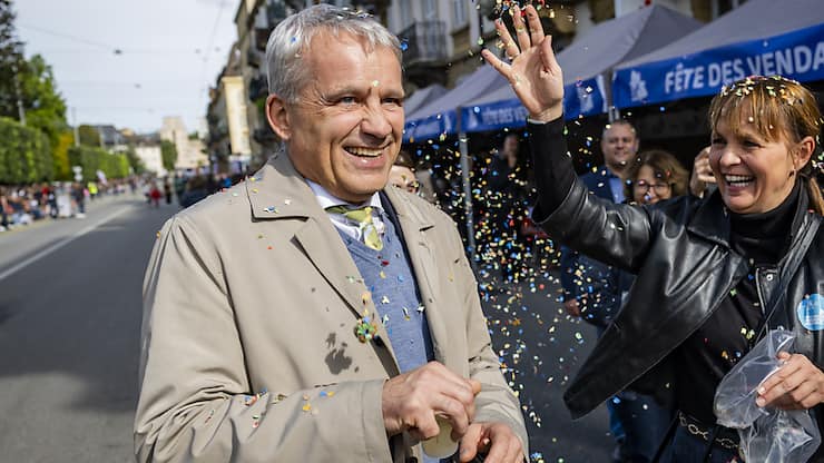 Comme le veut la tradition, Violaine Bletry-de Montmollin, présidente de la Ville de Neuchâtel, a lancé des confettis au conseiller fédéral présent et cette année c'était Beat Jans.