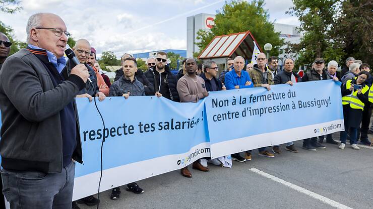 Les employés de l'imprimerie de Bussigny ont notamment reçu le soutien de Pierre-Yves Maillard lundi matin.