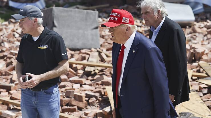 Donald Trump sur un des lieux du désastre.