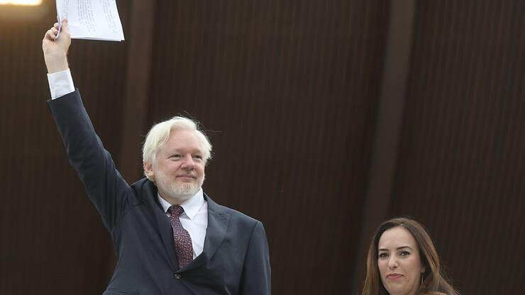 Julian Assage devant le Conseil de l'Europe mardi, aux côtés de sa femme Stella.