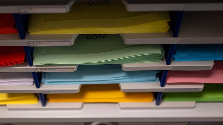 Cette nouvelle baisse, la quatrième en autant de mois, est principalement attribuable au commerce, ainsi qu'aux services administratifs et de soutien, souligne l'OFS. (KEYSTONE/Christian Beutler)