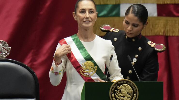 Claudia Sheinbaum a ceint l'écharpe présidentielle et salué ses invités, dont le président du Brésil Luiz Inacio Lula da Silva et la Première dame des Etats-Unis Jill Biden.