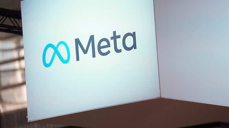 "Les plateformes de Meta restent la plus grande source de toutes les escroqueries (62%) déclarées à Revolut à l'échelle mondiale au premier semestre 2024", soit une proportion relativement stable par rapport au deuxième semestre 2023 (64%). (AP Photo/Thibault Camus, File)