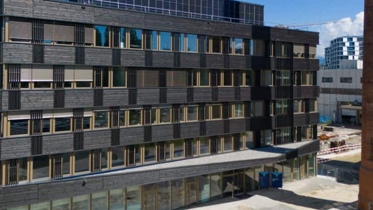 Le bâtiment B de Bluefactory constitue le premier édifice non provisoire construit sur le site de l&#8217;ancienne brasserie Cardinal à Fribourg.