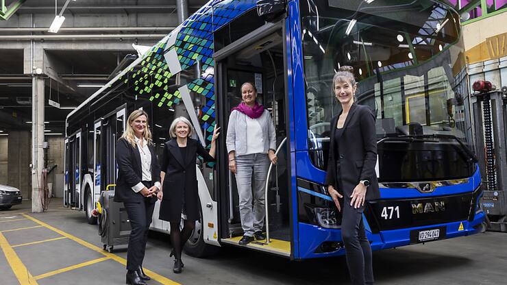 Patricia Solioz Mathys, directrice des tl; Delphine Morlier, directrice Route; Tinetta Maystre, présidente du Conseil d'administration; et Florence Germond, conseillère municipale (de g. à d.) ont présenté aux médias la nouvelle stratégie des Transports publics de la région lausannoise (tl).