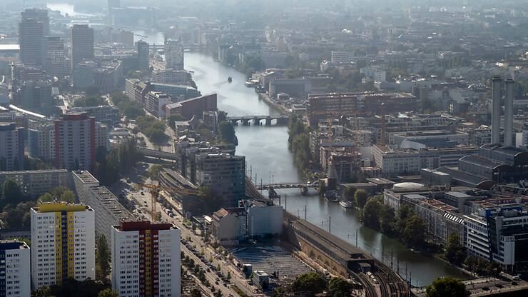 Après une première partie d'année difficile, l'économie allemande, qui ne parvient pas à sortir de la crise de son modèle industriel, est restée enlisée cet été. (AP Photo/Markus Schreiber)