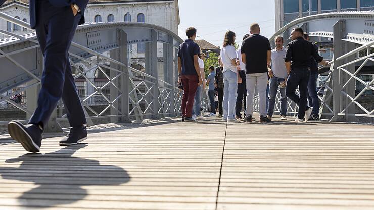 Sur le mois sous revue, les 100 caisses de pension passées sous revue par UBS ont vu leurs avoirs progresser en moyenne de 0,63%, après déduction des frais de gestion, indique mercredi le numéro un bancaire helvétique.(KEYSTONE/Salvatore Di Nolfi)