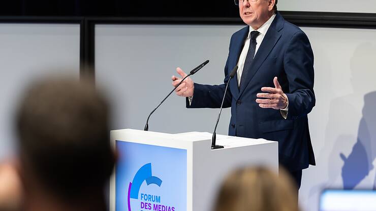 Ces 15 dernières années, les tirages des journaux ont diminué de moitié en Suisse, a rappelé mercredi à Lausanne le ministre de la communication Albert Rösti lors de la 5e édition du Forum des médias romands (FMR).