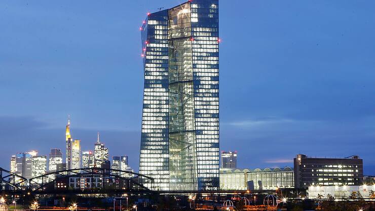 Reprenant les chiffres de prévisions de croissance publiés mardi par la Banque de France, entre 0,4% et 0,5% au troisième trimestre avant un contrecoup en fin d'année, pour un total annuel de 1,1%, le gouverneur a jugé l'économie française "résiliente, sans être brillante". (AP Photo/Michael Probst)