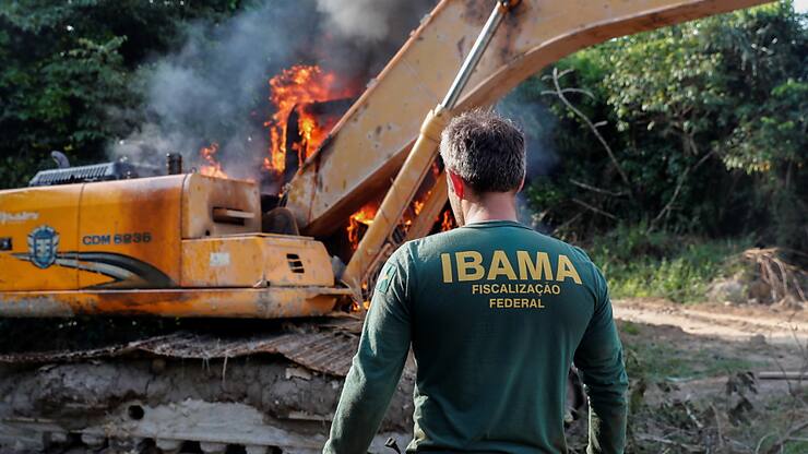 Des agents de l'environnement et de la police fédérale détruisent des machines utilisées pour l'exploitation minière illégale sur la rive du fleuve Xingu, à 70 km de la ville d'Altamira en Amazonie (archives).