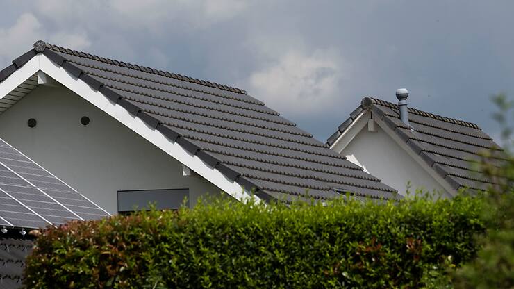 Au troisième trimestre, les taux moyens sur dix ans calculés par Comparis s'inscrivent ainsi dans la fourchette 1,5%-2,0% pour les hypothèques fixes et entre 1,6% et 2,0% pour les emprunts basés sur le Saron, selon le compte-rendu périodique publié jeudi. (KEYSTONE/Christian Beutler)