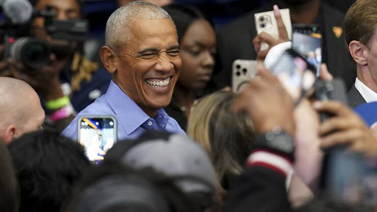 L'ancien président Barack Obama salue les participants après avoir pris la parole lors d'un rassemblement de campagne en faveur de la candidate démocrate à la présidence, la vice-présidente Kamala Harris, jeudi à l'Université de Pittsburgh.