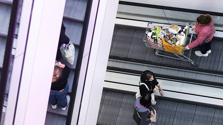 Le moral des consommateurs suisses s'est quelque peu amélioré en septembre. (archive)