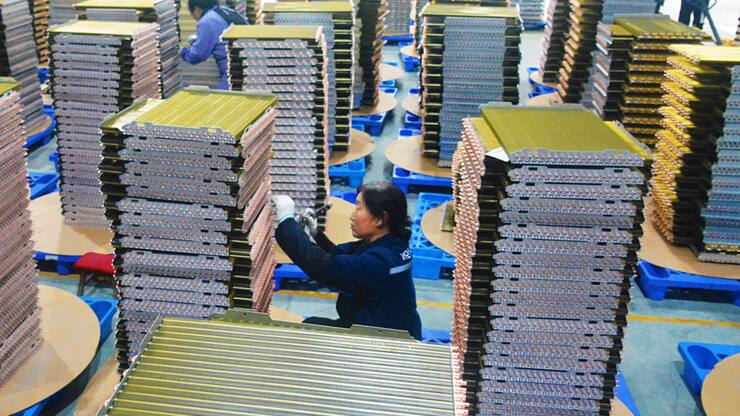 Des ouvriers travaillent dans une usine de radiateurs de refroidissement pour climatiseurs dans la province d'Anhui en Chine centrale.