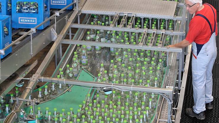 L'eau vendue sous la marque Henniez a également subi des traitements de dépollution interdits par la réglementation (archives).