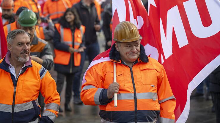 Plusieurs centaines d'employés de l'entreprise Stahl à Gerlafingen (AG) ont manifesté lundi contre les plans de démantèlement de leur employeur.