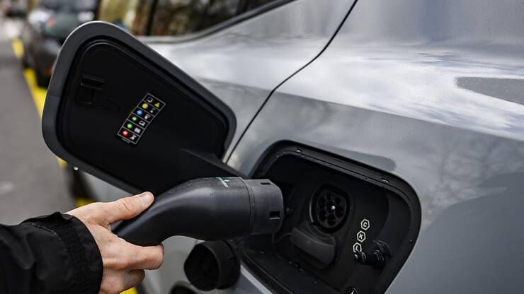 Au troisième trimestre, l'ensemble voitures entièrement électriques et voitures hybrides rechargeables a représenté 48% du total des voitures vendues par Volvo. (archives)