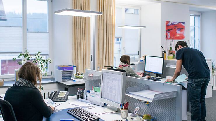 Les similitudes entre les styles d'humour contribuent à influencer positivement la qualité des relations entre les supérieurs et les collaborateurs. C'est le cas pour les types d'humour affiliatif/coopératif et valorisant (image d'illustration).