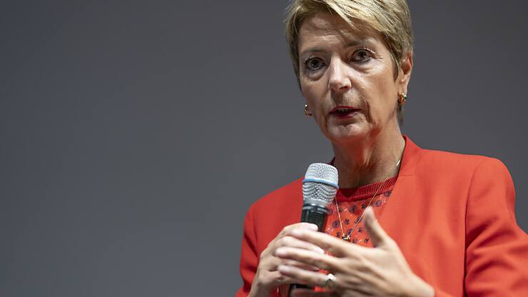 La guerre en Ukraine, la situation au Proche-Orient et les tensions autour de Taïwan font augmenter les investissements dans la défense, a détaillé la ministre des finances. La pression sur les dépenses augmente également en raison du vieillissement de la population dans de nombreux pays.