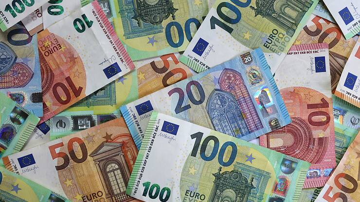 En France, l'Assemblée nationale rejette la surtaxe pour les grandes entreprises.