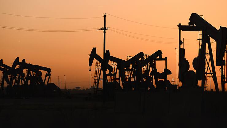 Le marché apparaît soulagé que l'attaque lancée samedi par Israël contre l'Iran, plus restreinte qu'attendu, ait ciblé des installations de fabrication de missiles en épargnant les sites essentiels pour la production d'or noir dans le pays. (Eli Hartman/Odessa American via AP, File)