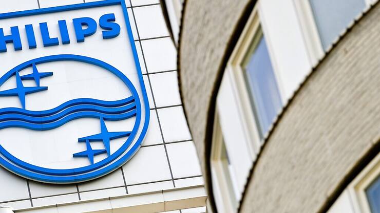 Le groupe néerlandais attribue cette hausse à l'augmentation de sa marge brute au cours du trimestre et à la baisse des coûts liés aux rappels de ses appareils Respironics, "en partie compensés par des charges fiscales plus élevées". (EPA/KOEN VAN WEEL)