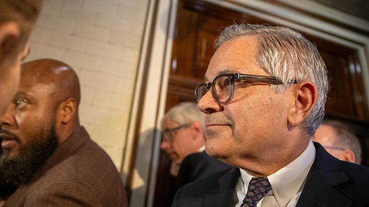 Le procureur de Philadelphie Larry Krasner (R) quitte la salle de justice après une audience concernant son procès contre l'entrepreneur technologique américain Elon Musk le 31 octobre. Il qualifie de "loterie illégale"  les cadeaux d'un million de dollars offerts par Musk aux électeurs.