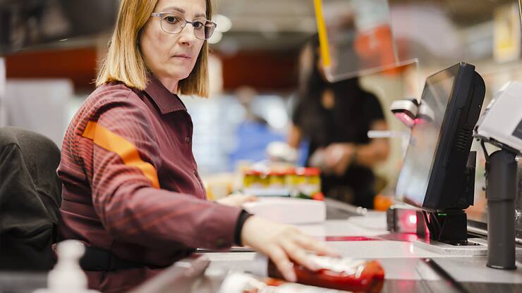 Migros va accorder la priorité au relèvement de la rémunération des employés affichant les plus bas salaires, avec à la clef une hausse minimale mensuelle de 50 francs pour un poste à temps plein.  (archives)