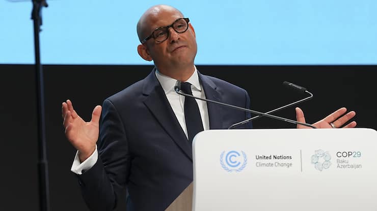"Il est temps de montrer que la coopération mondiale n'est pas au point mort. Elle est à la hauteur du moment", a lancé le patron de l'ONU Climat, Simon Stiell, en ouverture de la conférence à Bakou.