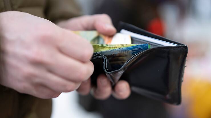 En 2022, les ménages ont consacré en moyenne 4949 francs par mois, soit 49,8% de leur revenu brut, à leurs dépenses de consommation, selon l'OFS (image d'illustration).