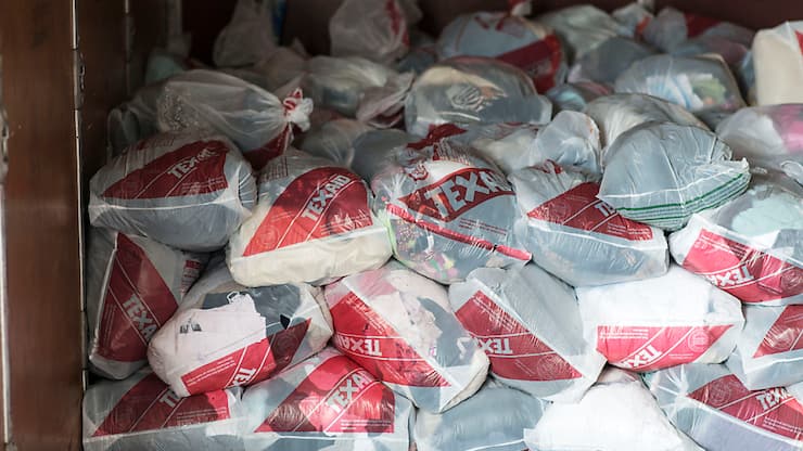 Déposer des vêtements usagés dans une benne de collecte n'est pas toujours la solution la plus durable (archives).