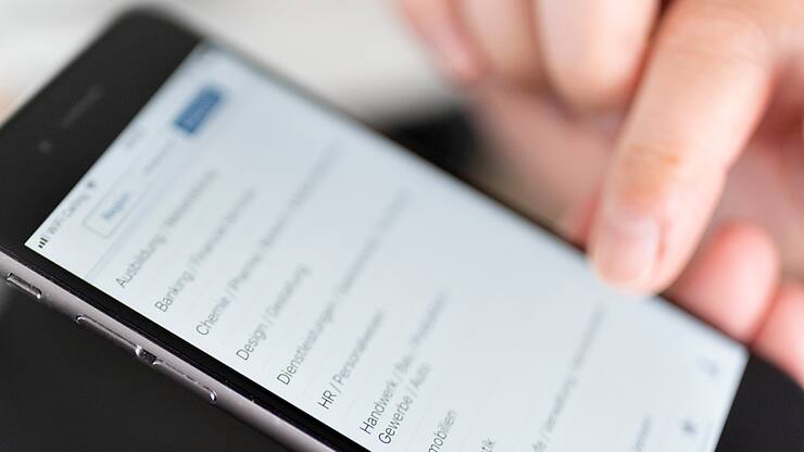 Chez les personnes de 60 ans et plus, il existe de grandes différences entre les sexes dans le domaine des compétences numériques avancées (image symbolique).