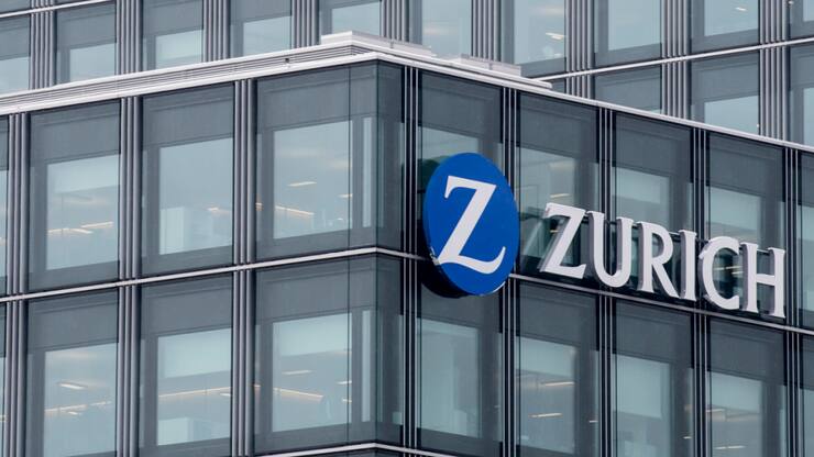 Pour atteindre ces objectifs, Zurich veut continuer à renforcer ses activités avec la clientèle entreprises. Le bénéfice opérationnel doit dépasser les 4,2 milliards de dollars et les primes brutes 10 milliards d'ici fin 2027.(KEYSTONE/Ennio Leanza)