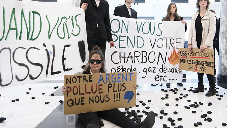 Des militants du mouvement de la grève pour le climat ont répandu des morceaux de charbon dans une succursale d'UBS à Lausanne en janvier 2020 (archives).